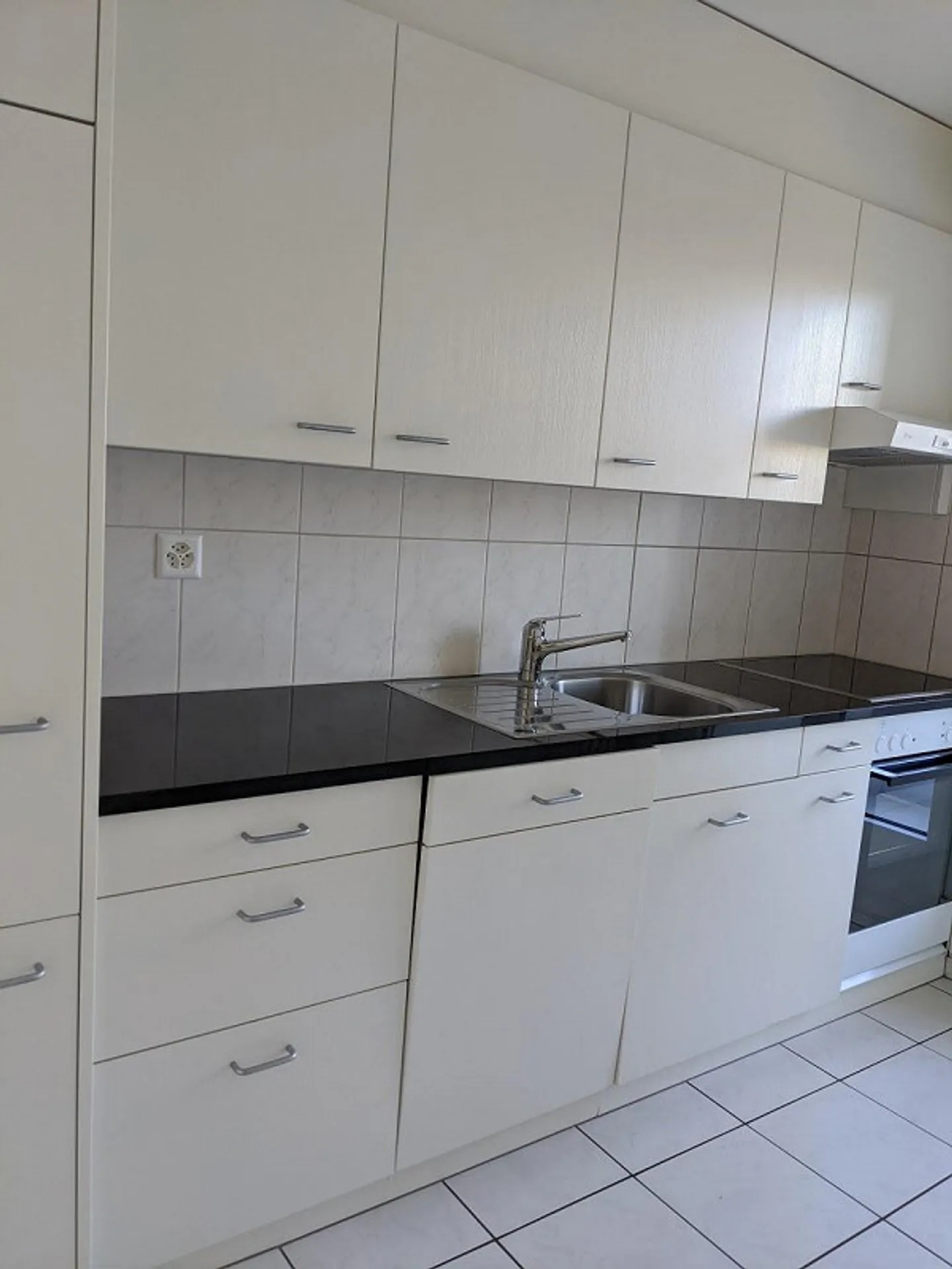 Bellissimo appartamento di 4 stanze in una posizione tranquilla e verde con 2 balconi - Foto 2 di 11