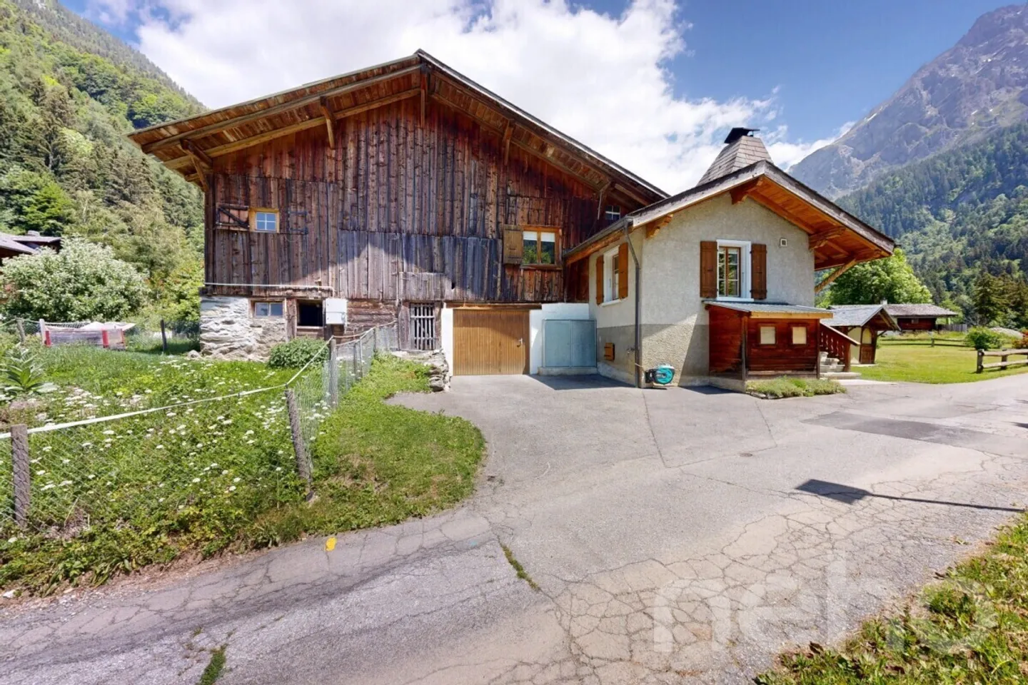 Chalet con carattere: giardino idilliaco e raro potenziale - Foto 3 di 13