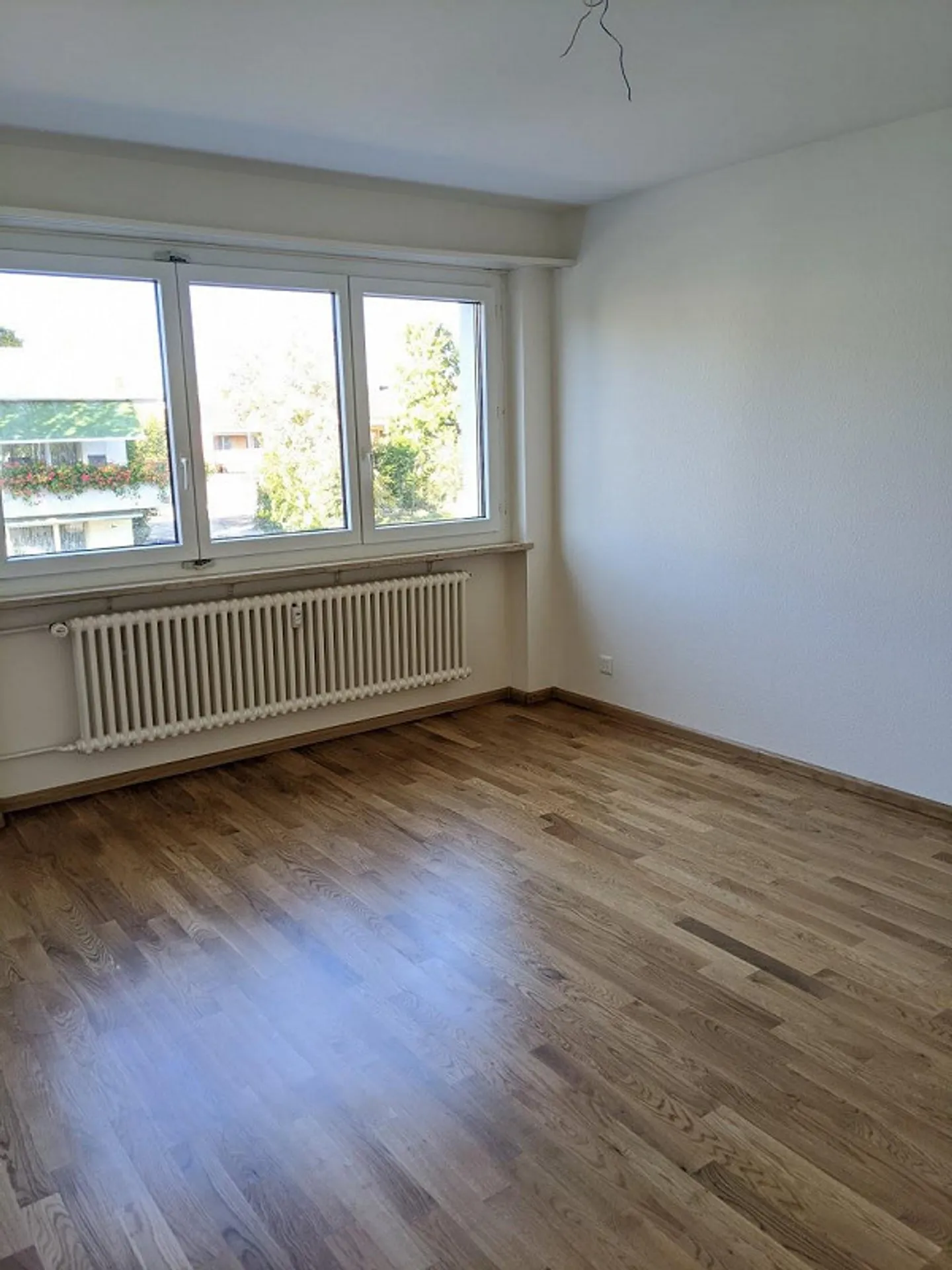 Bellissimo appartamento di 4 stanze in una posizione tranquilla e verde con 2 balconi - Foto 7 di 11