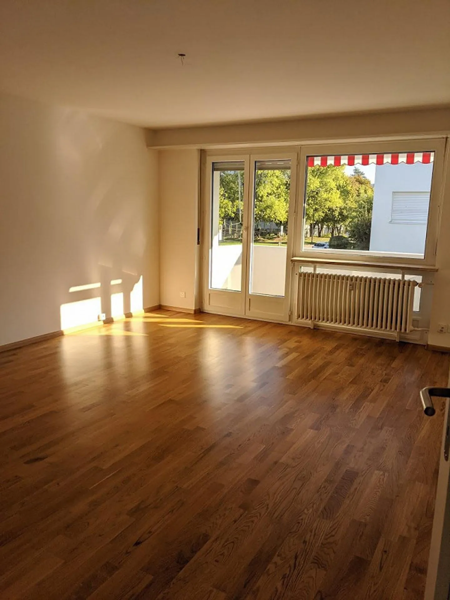 Bellissimo appartamento di 4 stanze in una posizione tranquilla e verde con 2 balconi - Foto 6 di 11