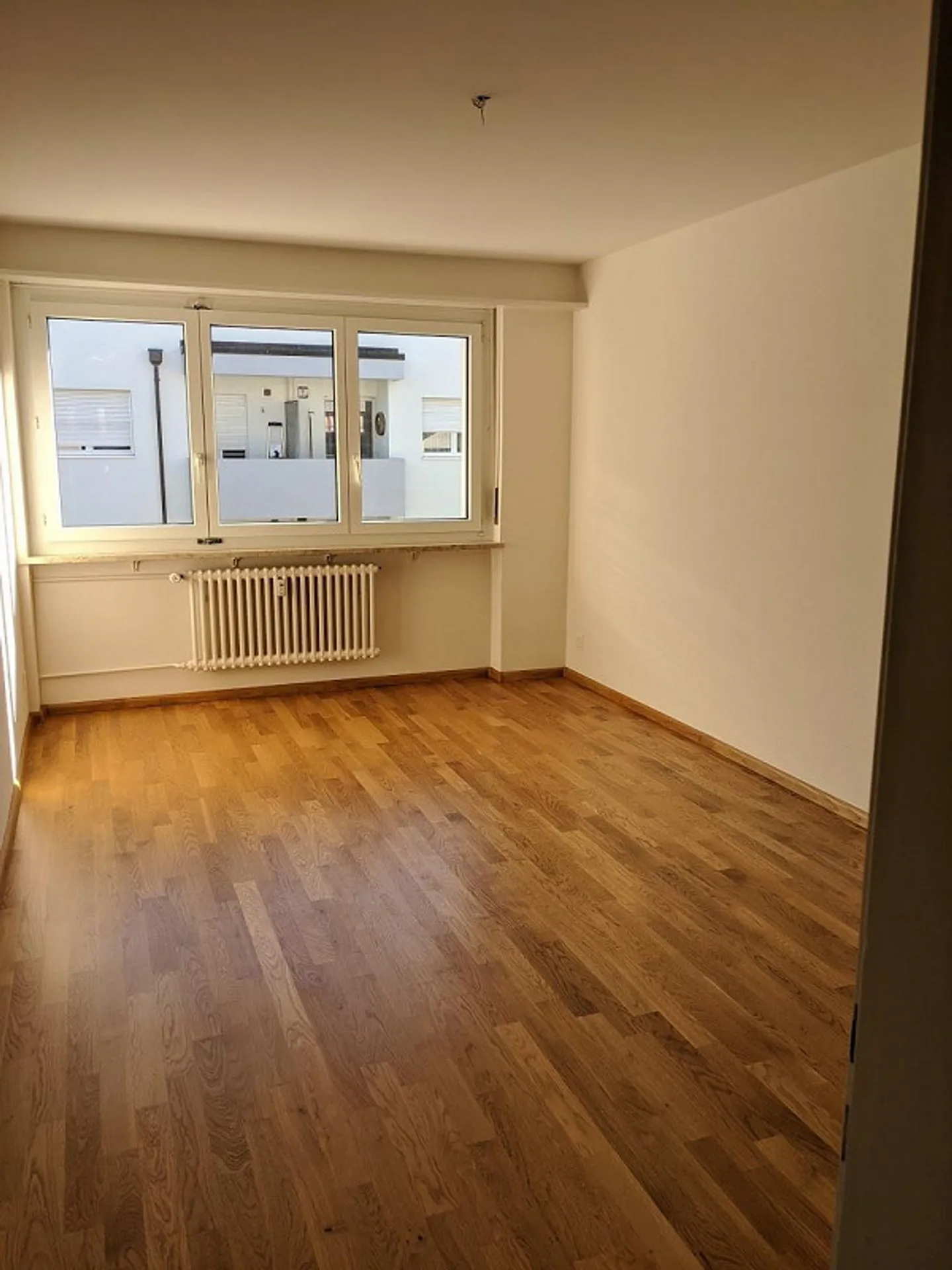 Bellissimo appartamento di 4 stanze in una posizione tranquilla e verde con 2 balconi - Foto 5 di 11