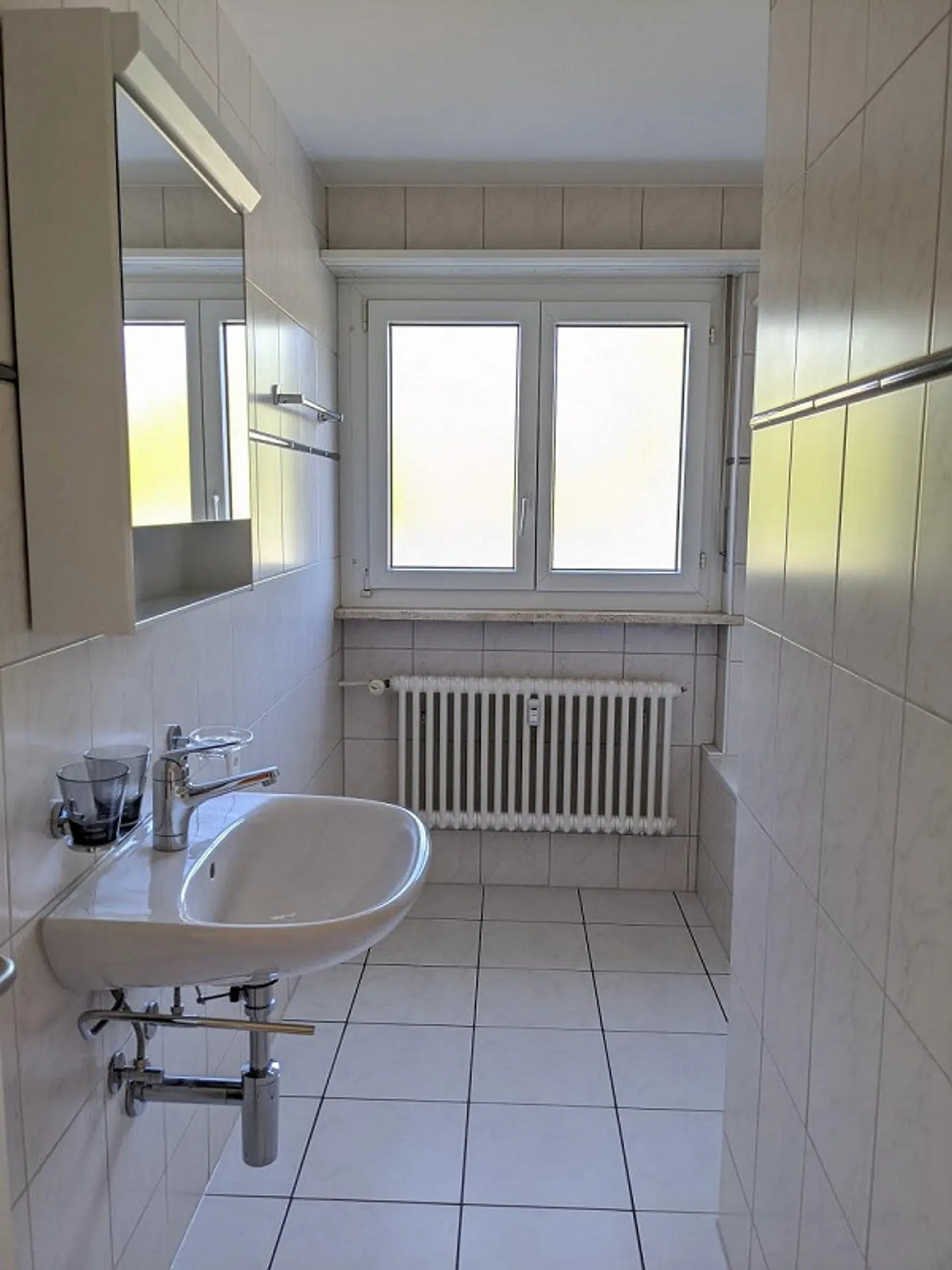 Bellissimo appartamento di 4 stanze in una posizione tranquilla e verde con 2 balconi - Foto 3 di 11
