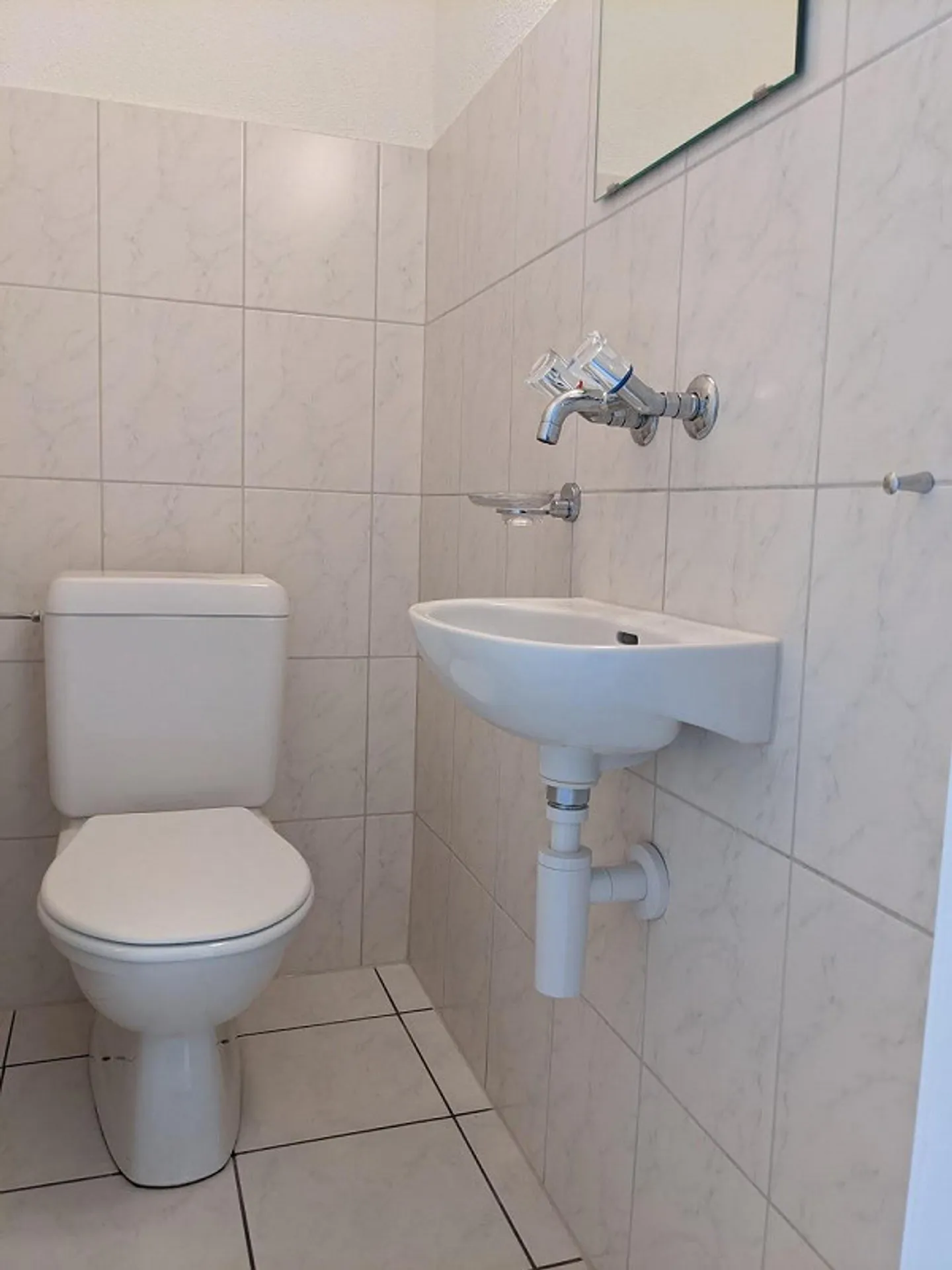 Bellissimo appartamento di 4 stanze in una posizione tranquilla e verde con 2 balconi - Foto 4 di 11