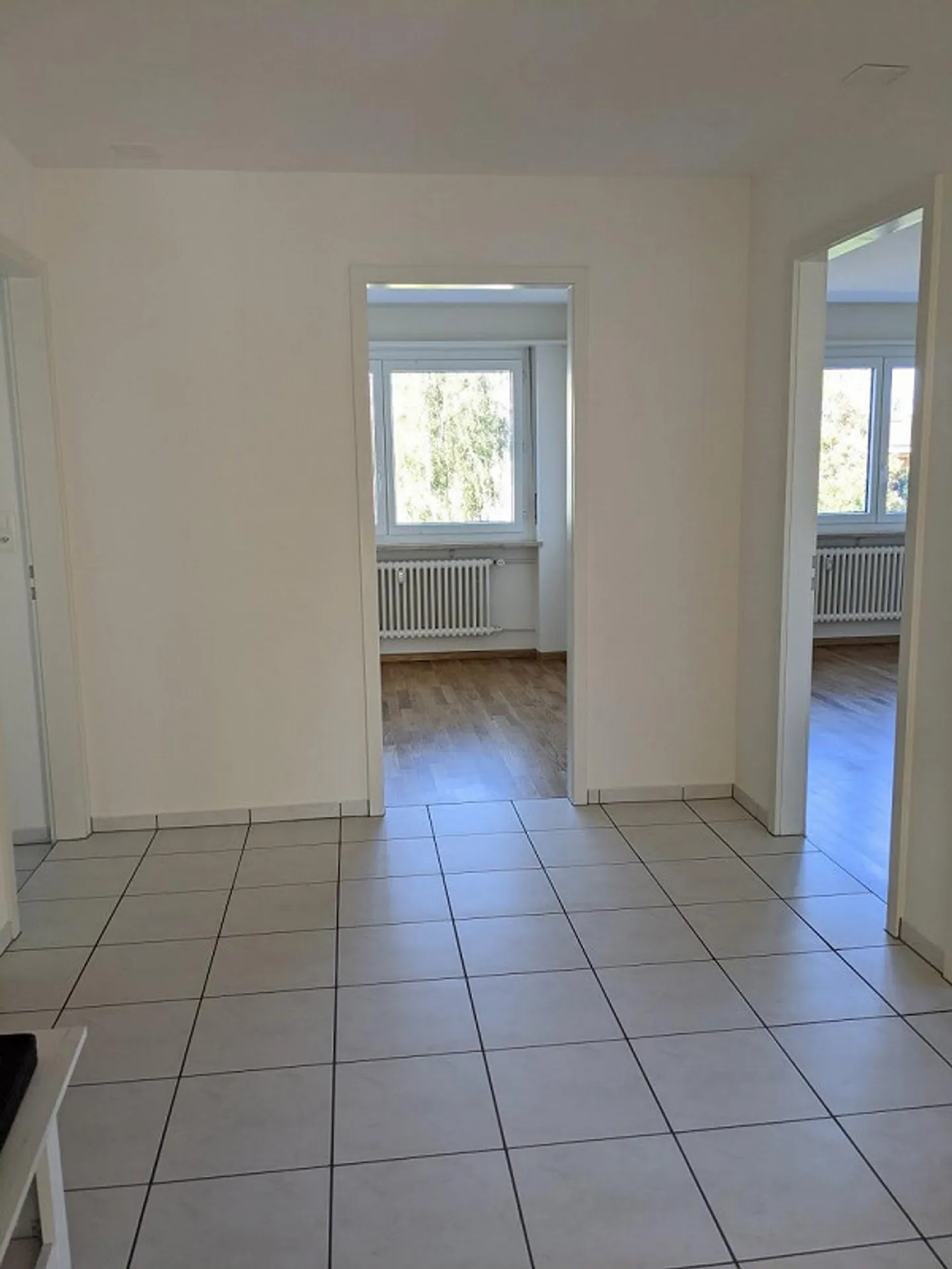 Bellissimo appartamento di 4 stanze in una posizione tranquilla e verde con 2 balconi - Foto 8 di 11