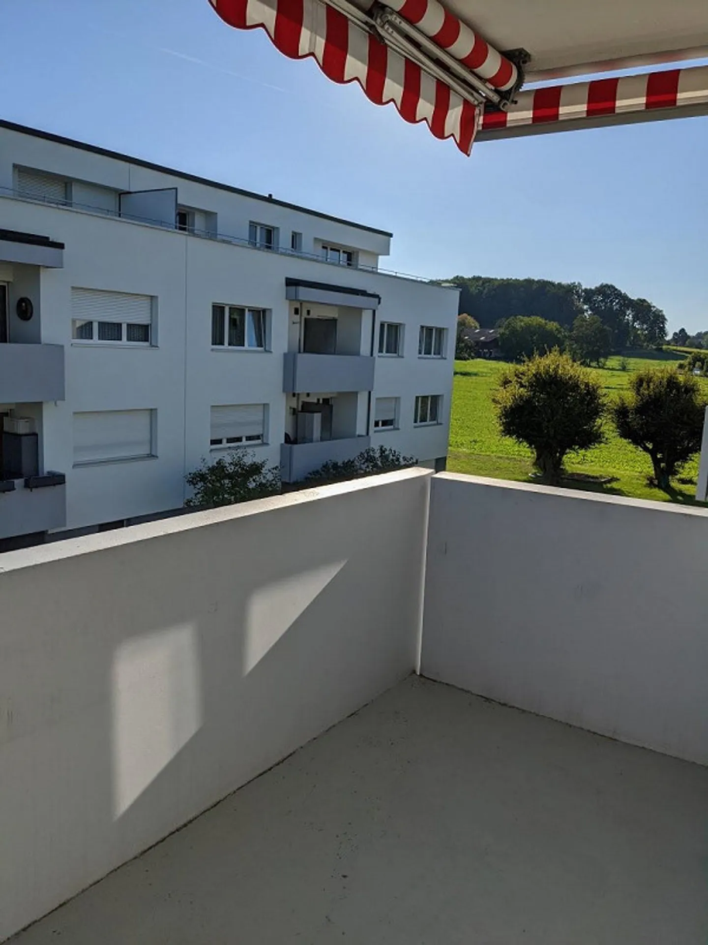 Bellissimo appartamento di 4 stanze in una posizione tranquilla e verde con 2 balconi - Foto 9 di 11