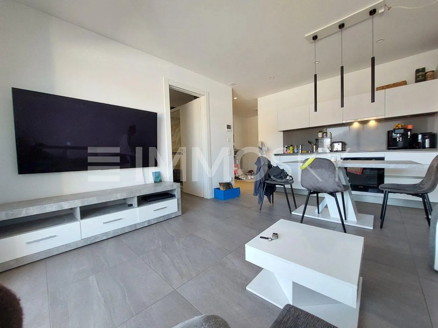 Central, spacieux et ensoleillé - Photo 1 sur 5
