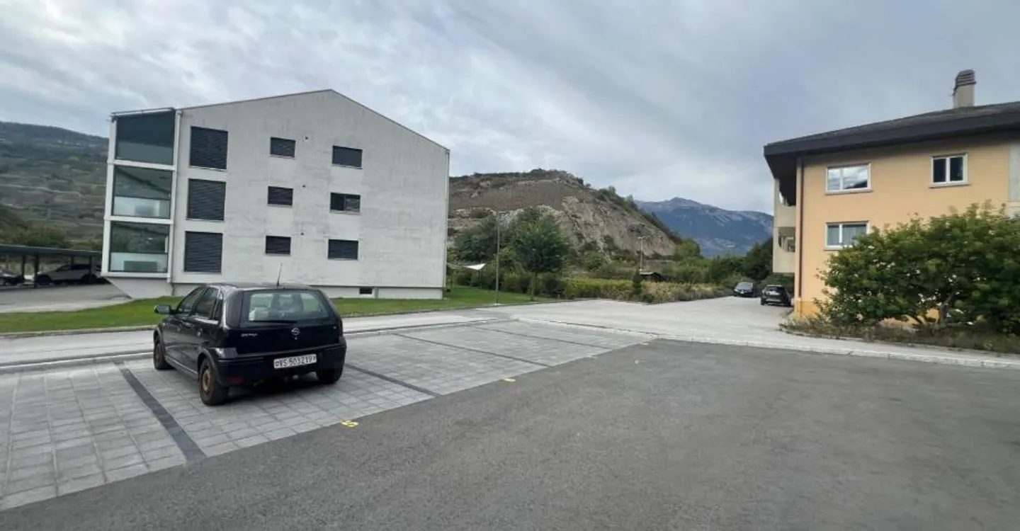 Place de parc extérieure à Chalais - Photo 1 sur 2