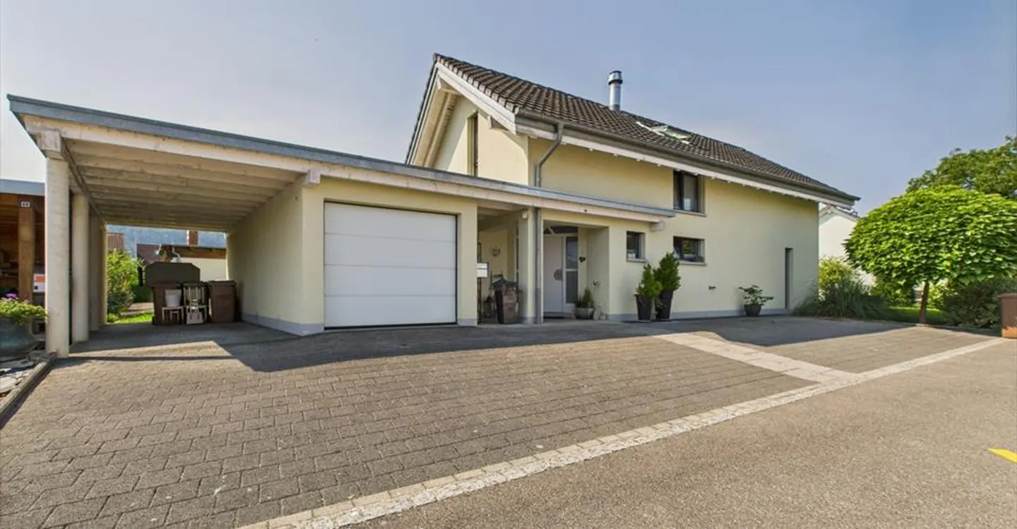 Price drop! Modern villa with large garden and bright spaces. - Photo 1 of 13