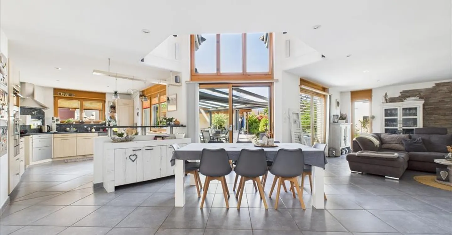 Price drop! Modern villa with large garden and bright spaces. - Photo 3 of 13