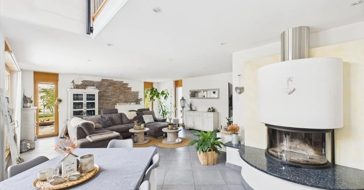 Price drop! Modern villa with large garden and bright spaces. - Photo 4 of 13