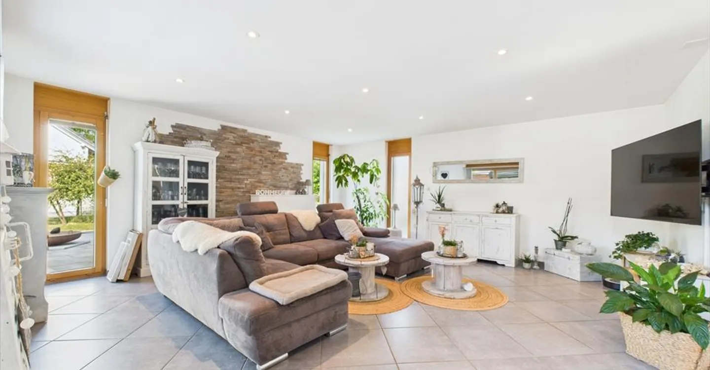 Price drop! Modern villa with large garden and bright spaces. - Photo 5 of 13