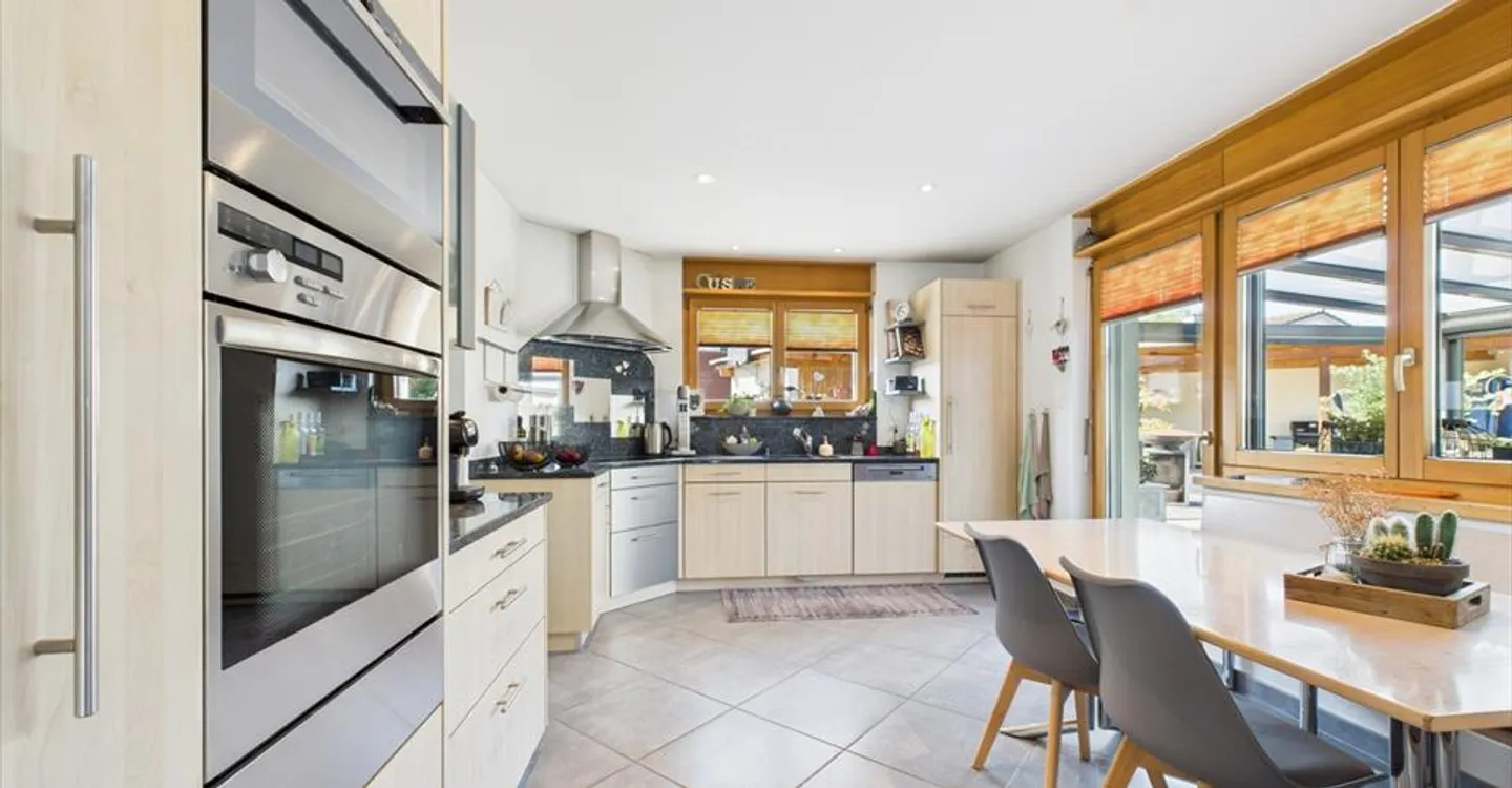 Price drop! Modern villa with large garden and bright spaces. - Photo 6 of 13