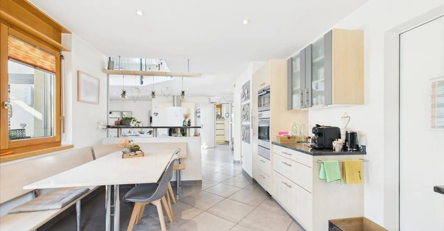 Price drop! Modern villa with large garden and bright spaces. - Photo 7 of 13