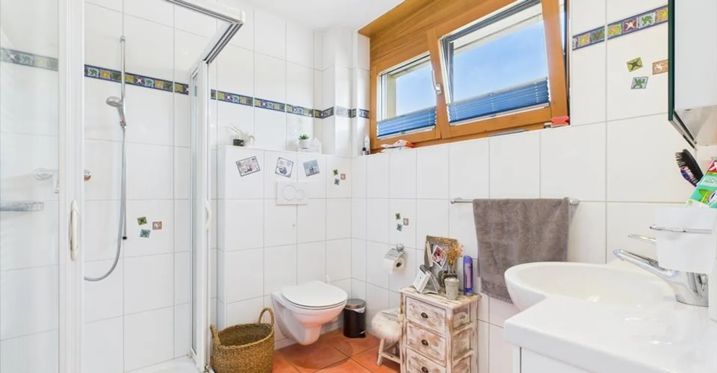 Price drop! Modern villa with large garden and bright spaces. - Photo 8 of 13