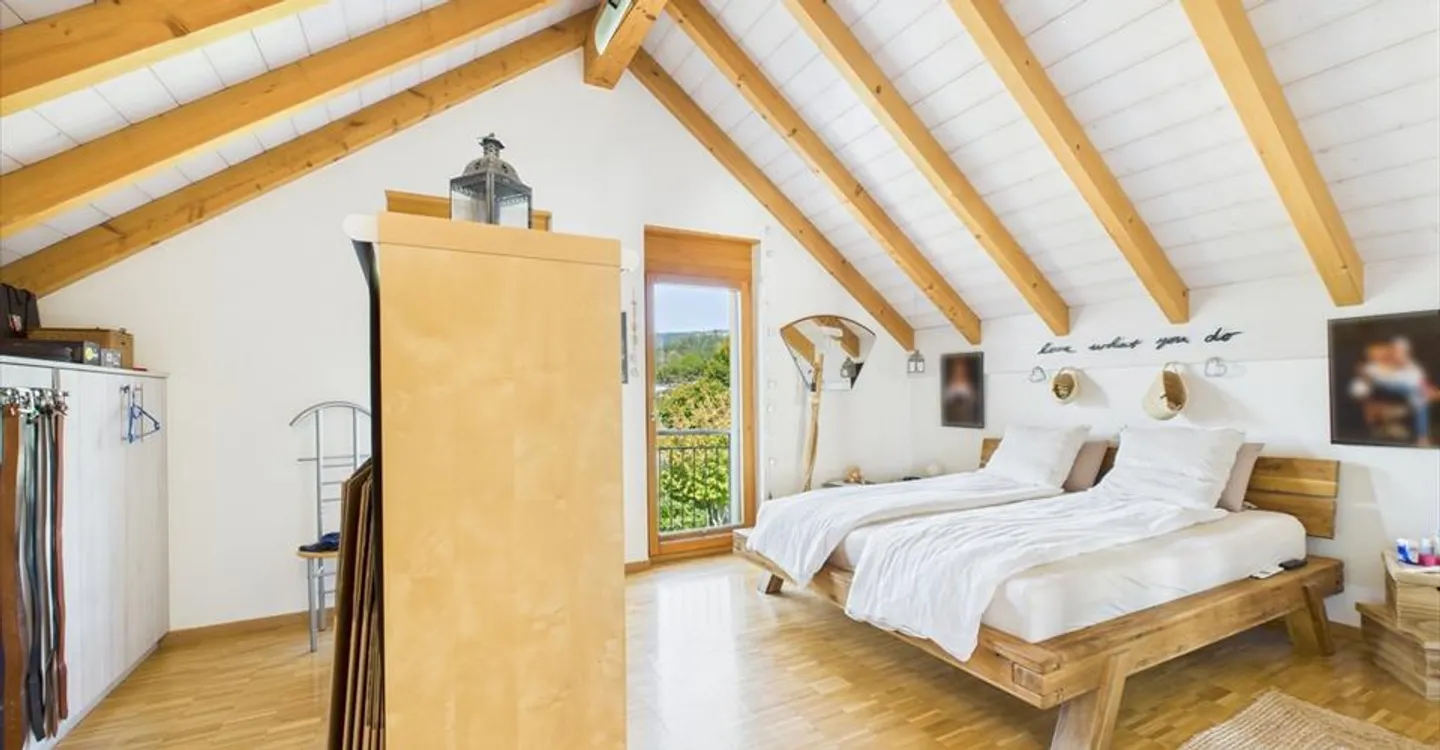 Price drop! Modern villa with large garden and bright spaces. - Photo 10 of 13
