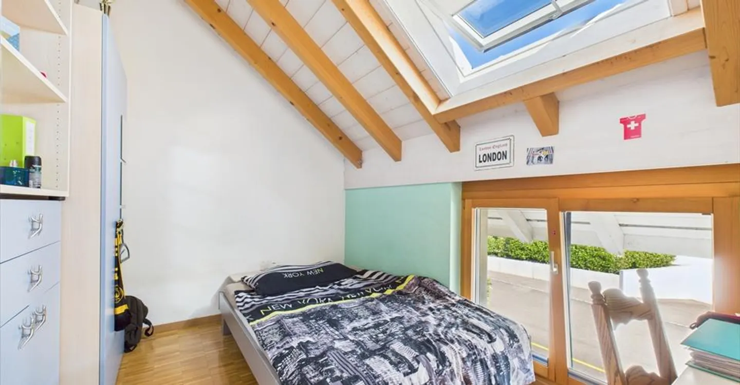 Price drop! Modern villa with large garden and bright spaces. - Photo 11 of 13