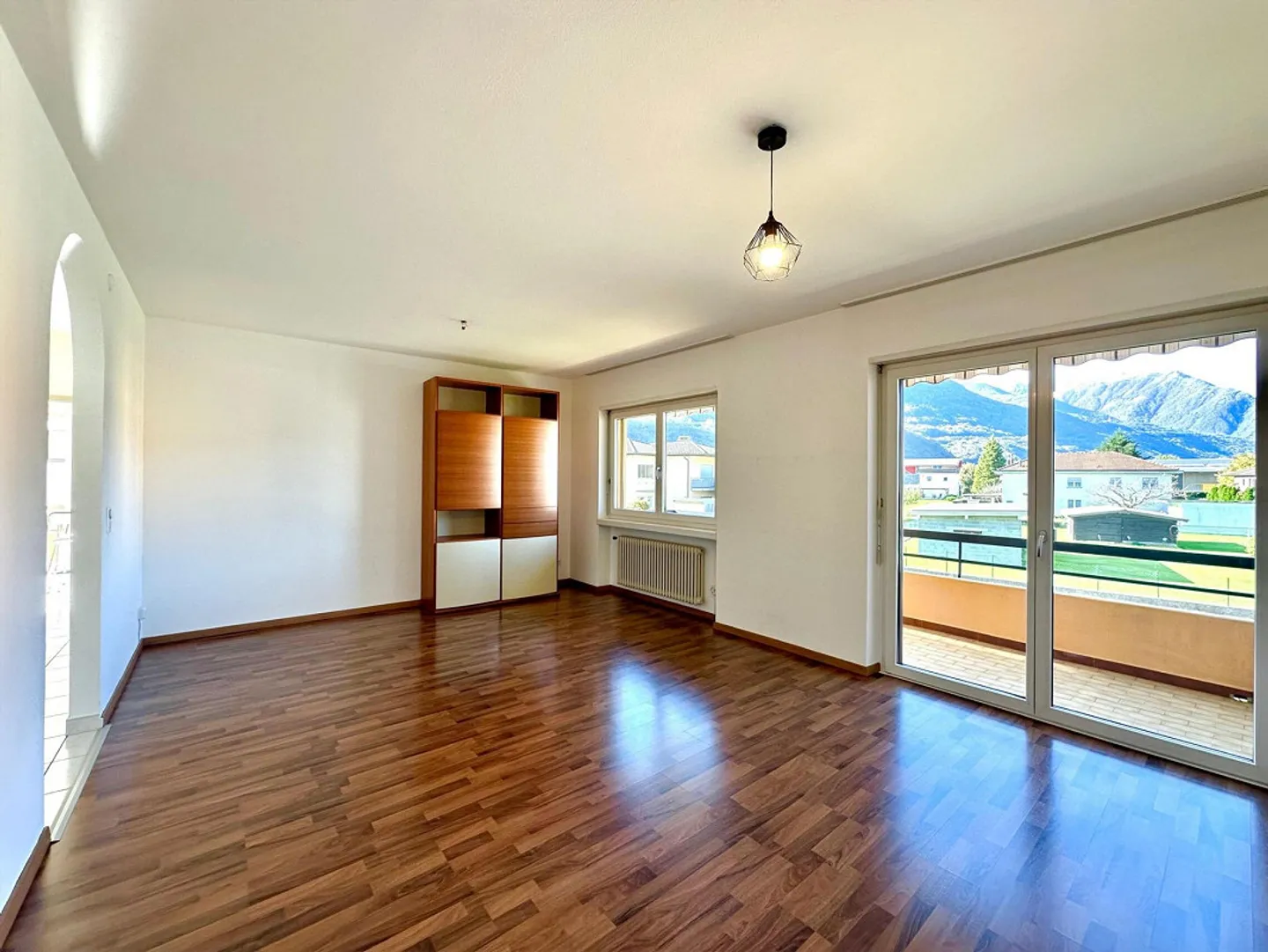 SPACIOUS 3.5 ROOM APARTMENT WITH 2 TERRACES AND GARAGE IN SANT'ANTONINO - Photo 3 of 11