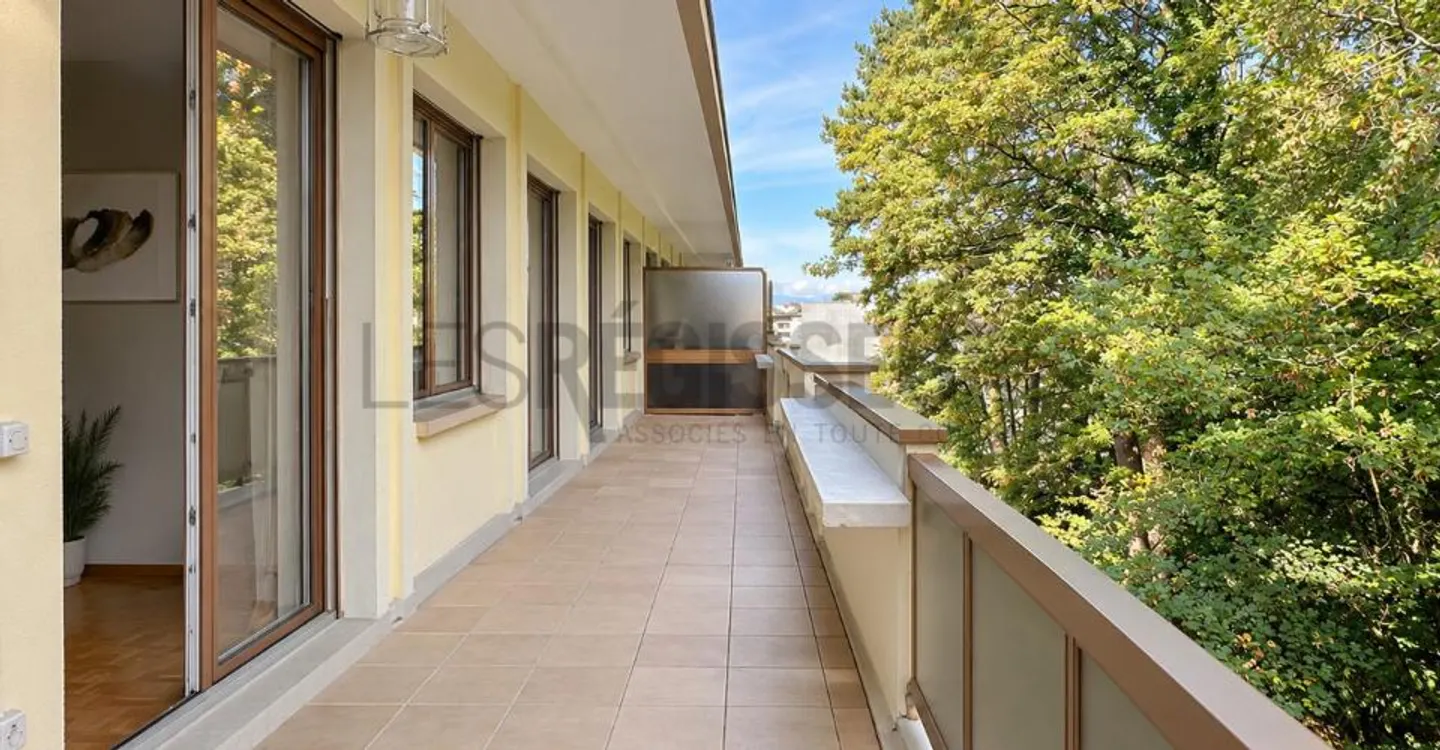 Appartement Charmant avec Grand Balcon - Photo 2 sur 5