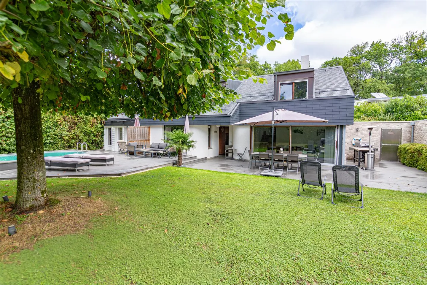 Magnifica villa indipendente di 9 stanze con studio indipendente a Corsier GE - Foto 2 di 17