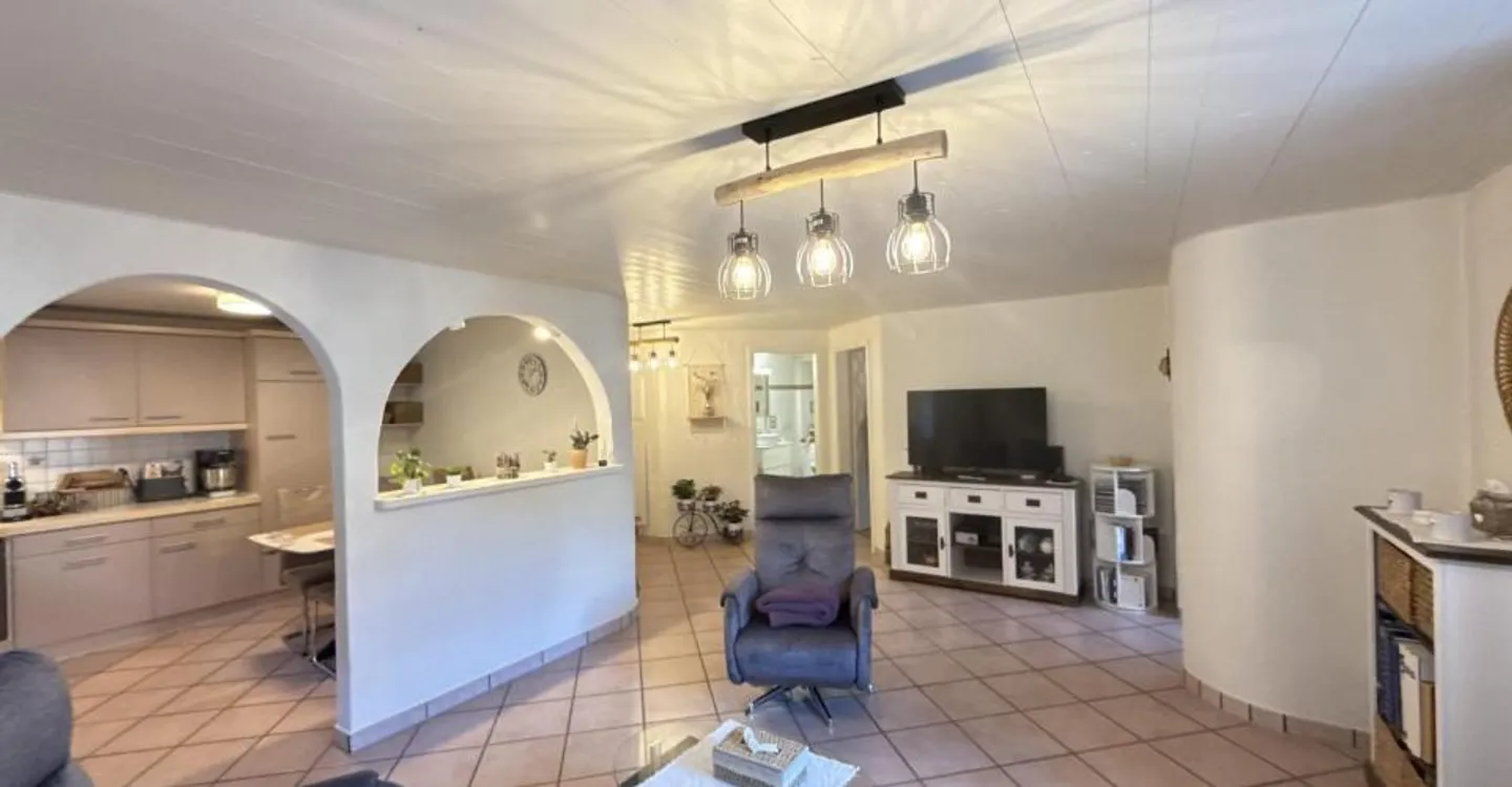 Exclusive Ground-Floor Apartment - Photo 3 of 12