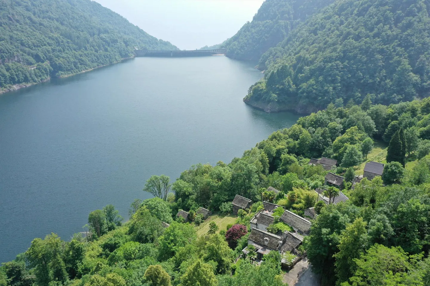 Very beautiful Rustico with a view of the reservoir "Lago di Vogorno" - Photo 3 of 18