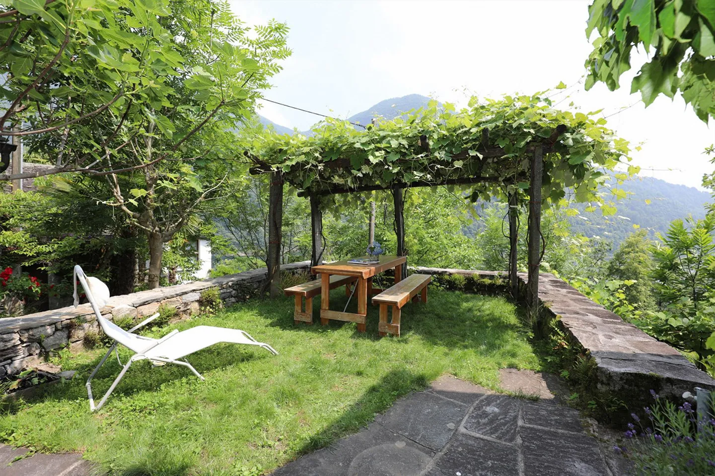 Very beautiful Rustico with a view of the reservoir "Lago di Vogorno" - Photo 5 of 18