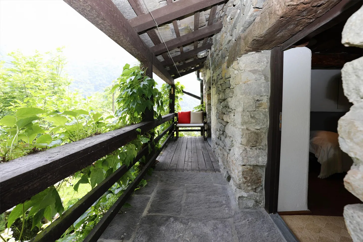 Very beautiful Rustico with a view of the reservoir "Lago di Vogorno" - Photo 6 of 18