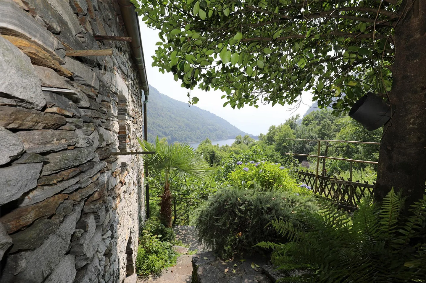 Very beautiful Rustico with a view of the reservoir "Lago di Vogorno" - Photo 16 of 18