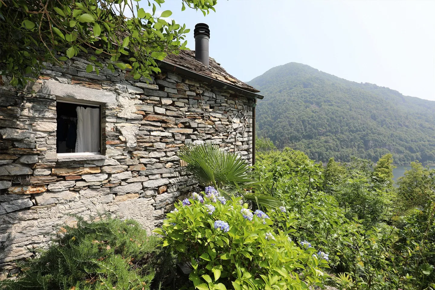 Very beautiful Rustico with a view of the reservoir "Lago di Vogorno" - Photo 17 of 18
