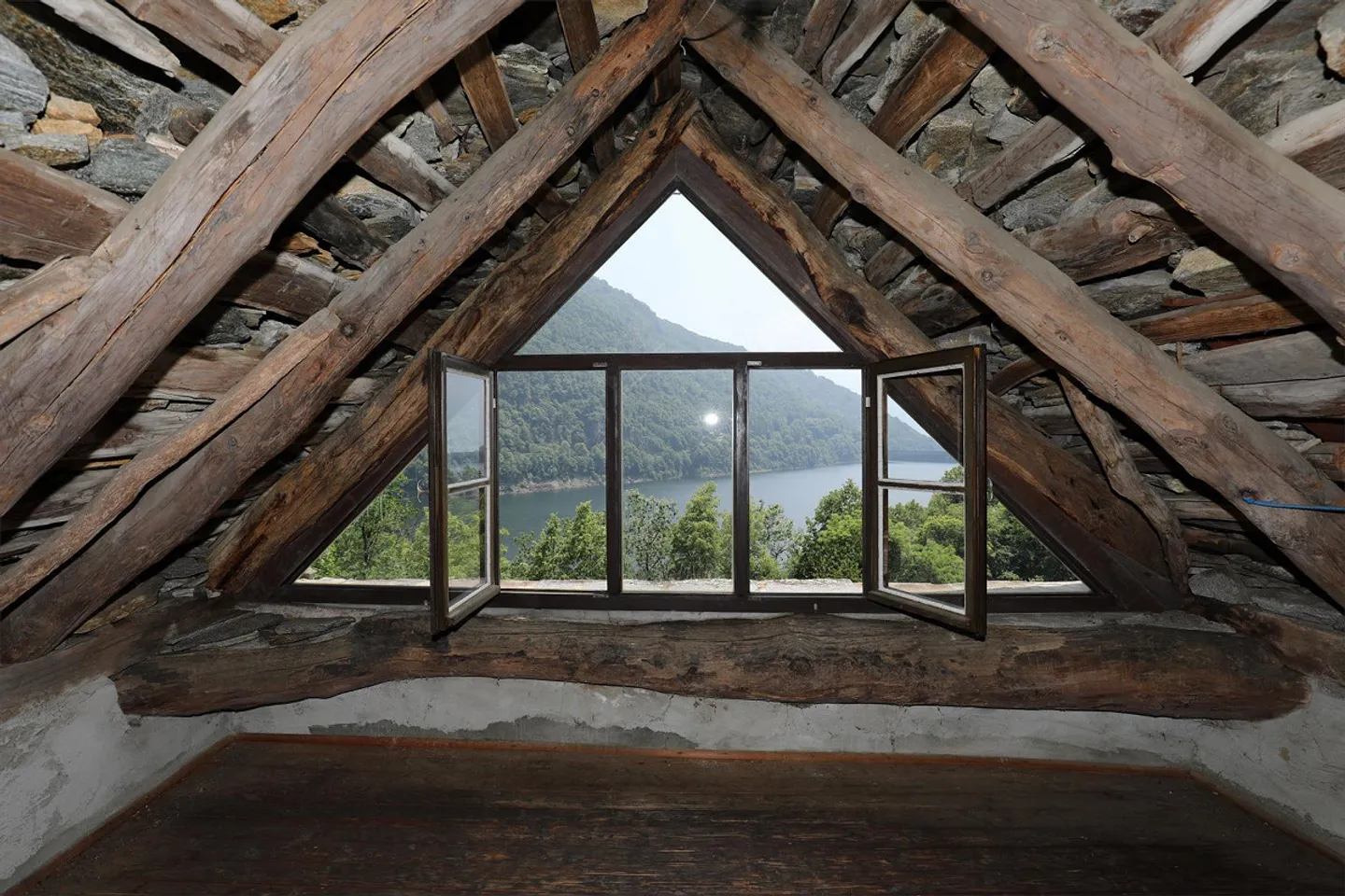 Very beautiful Rustico with a view of the reservoir "Lago di Vogorno" - Photo 15 of 18