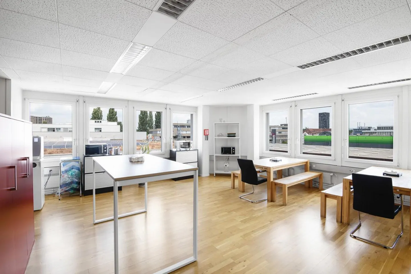 Collegamento alla rete di trasporti pubblici e stradali: 698 m2 di spazio per uffici sviluppato - Foto 8 di 9