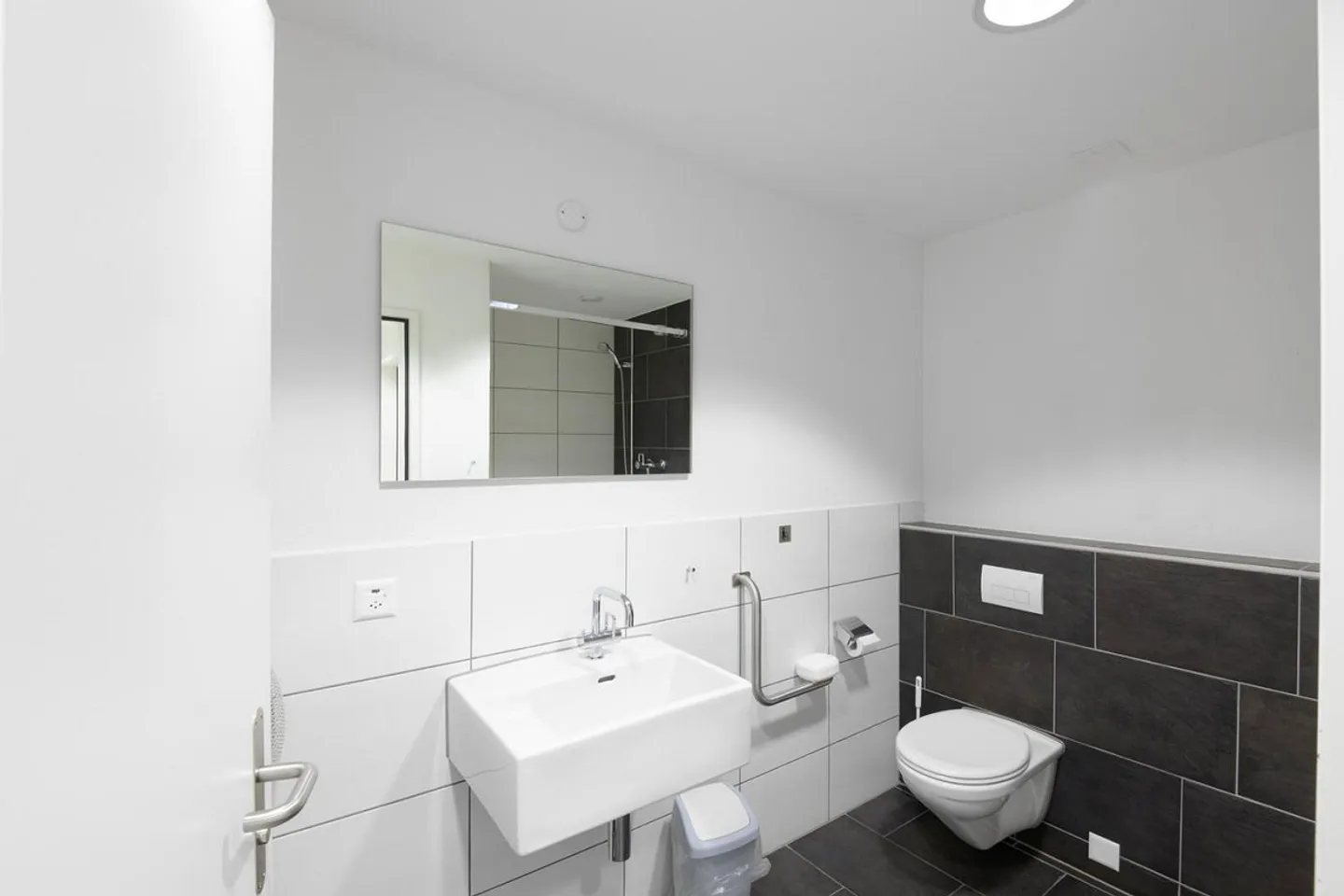 Collegamento alla rete di trasporti pubblici e stradali: 698 m2 di spazio per uffici sviluppato - Foto 9 di 9