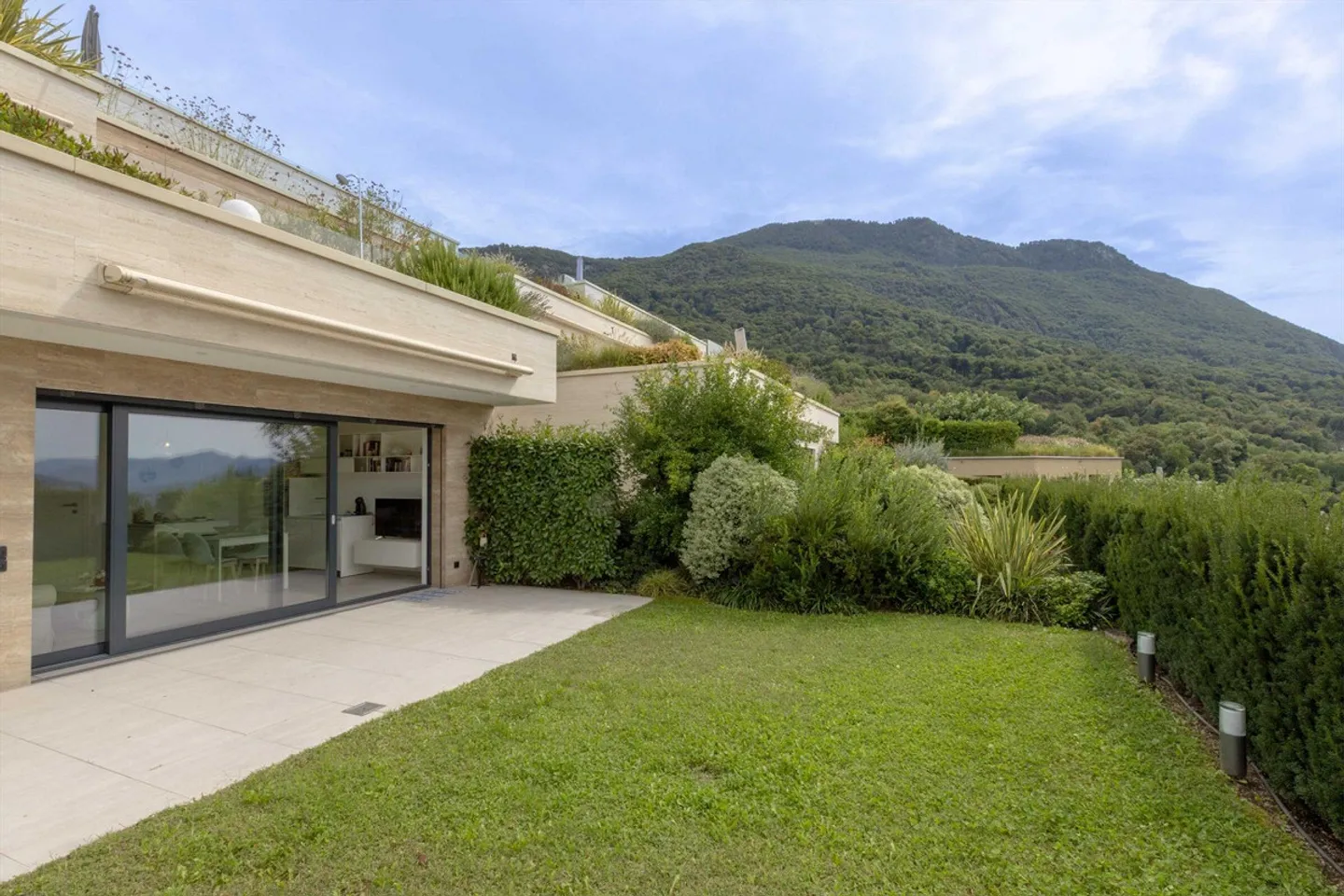 SPLENDIDE ET LUMINEUX 2.5 PIÈCES AVEC JARDIN À LUGANO CADRO - Photo 1 sur 9