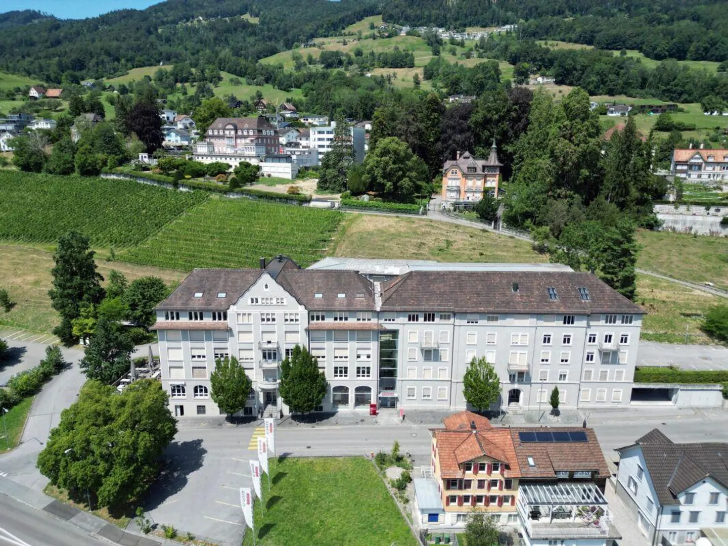 Ampie aree ufficio con vista a Rebstein - Foto 1 di 11