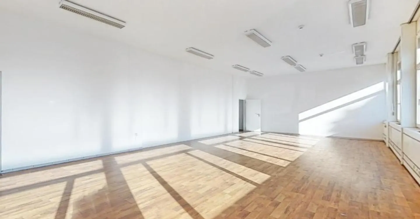 Espace commercial de 125m2 au rez-de-chaussée - accessibilité stratégique à Manno - Photo 1 sur 12