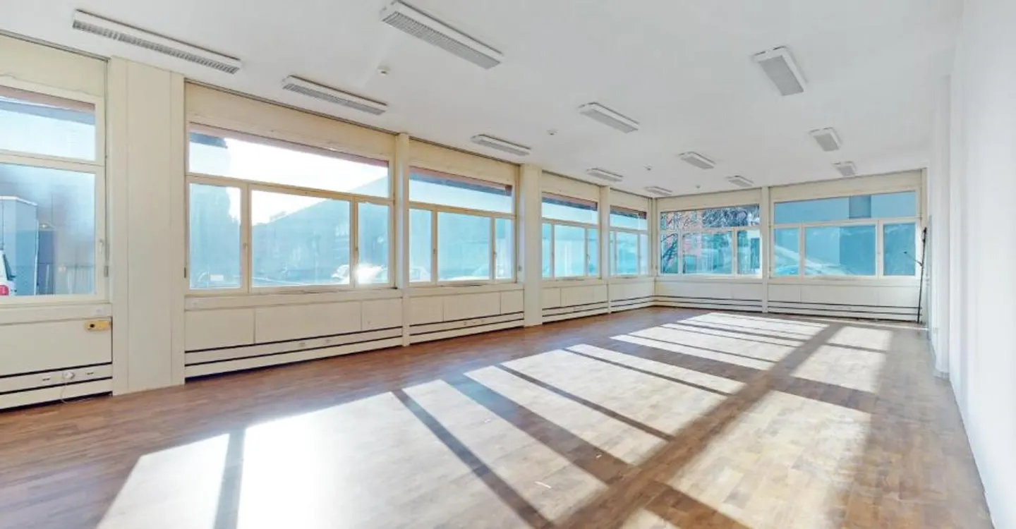 Espace commercial de 125m2 au rez-de-chaussée - accessibilité stratégique à Manno - Photo 2 sur 12