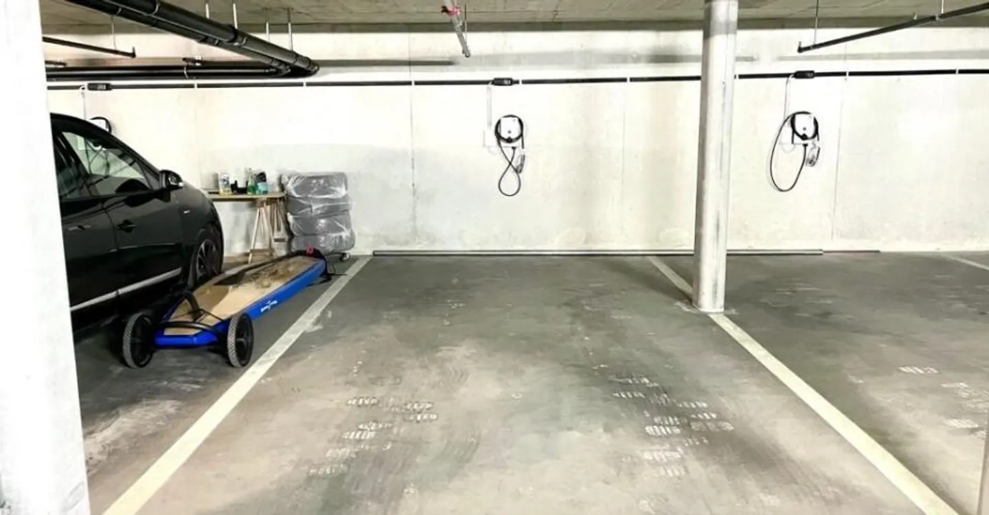Posto auto interno con stazione di ricarica per veicoli elettrici - Foto 3 di 3