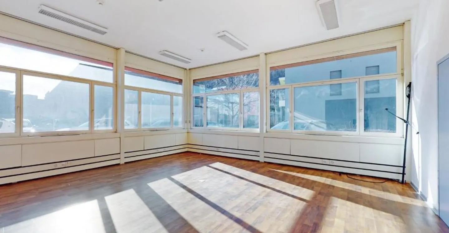 Espace commercial de 125m2 au rez-de-chaussée - accessibilité stratégique à Manno - Photo 4 sur 12