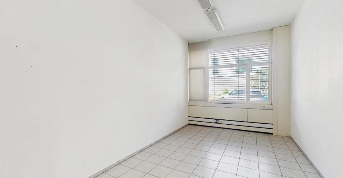 Espace commercial de 125m2 au rez-de-chaussée - accessibilité stratégique à Manno - Photo 9 sur 12