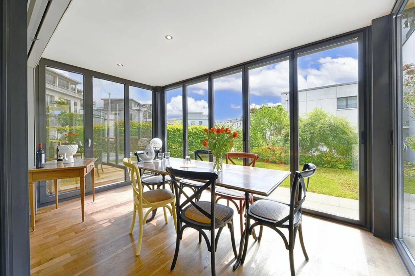 Stylish 3.5-room garden apartment with winter garden, quiet and central - Photo 1 of 11