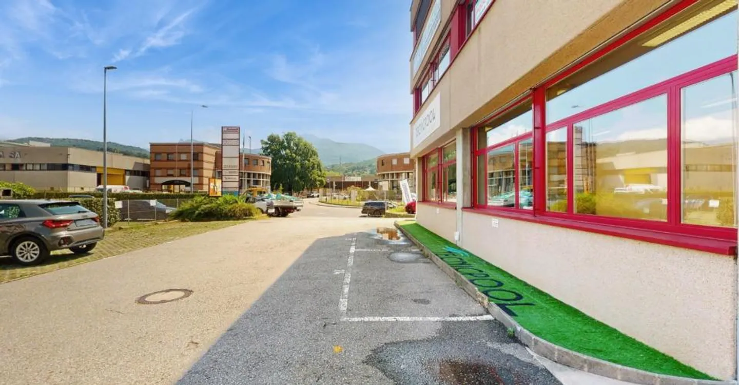 Espace commercial de 125m2 au rez-de-chaussée - accessibilité stratégique à Manno - Photo 11 sur 12