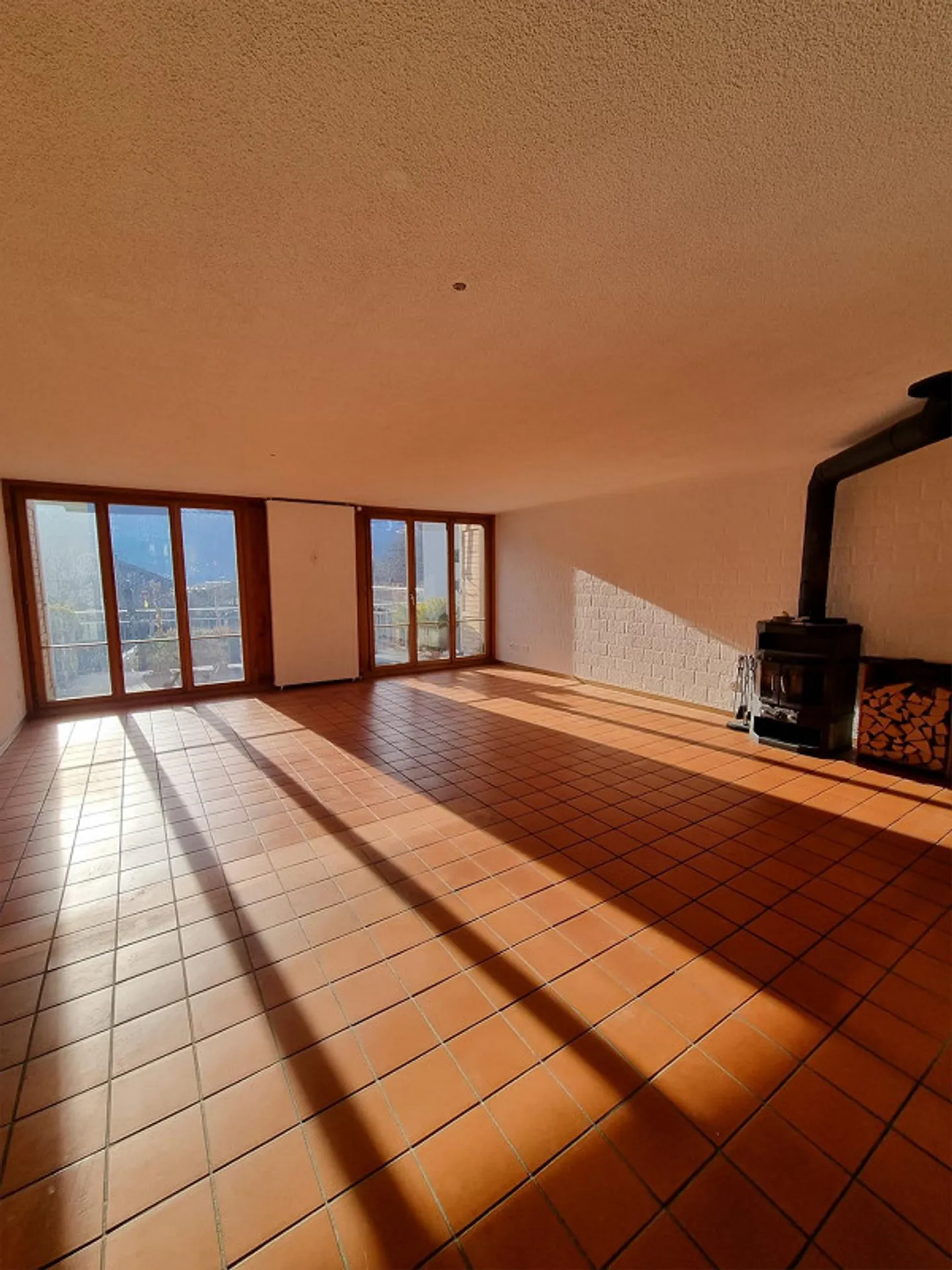 Cozy home in a quiet, lake-side location - Photo 2 of 18