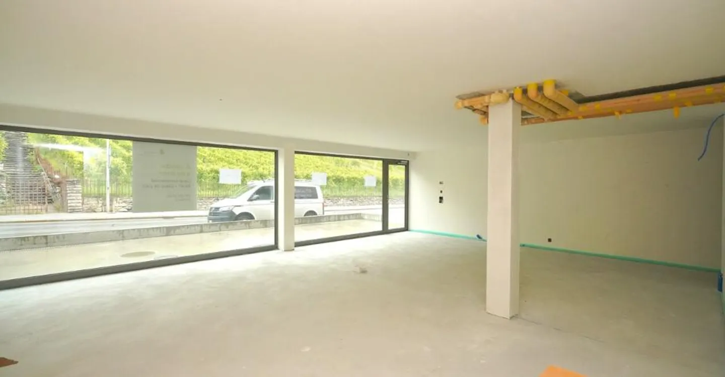 Spazio Commerciale con Grande Visibilità - Foto 1 di 9