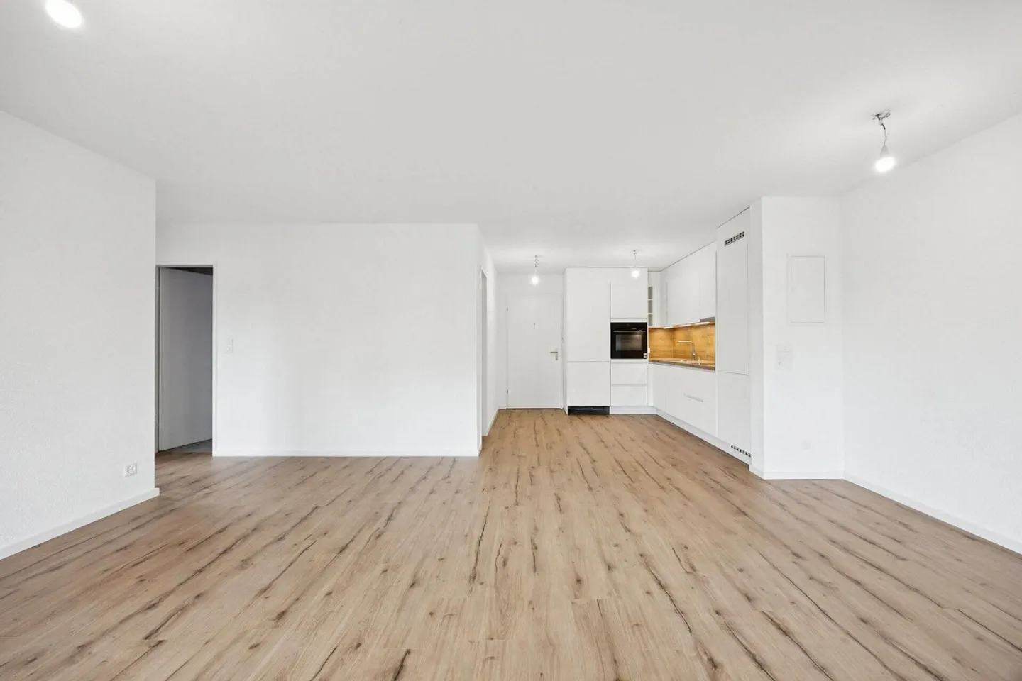 NEUWERTIGE 3.5 ZIMMER EIGENTUMSWOHNUNG AN ATTRAKTIVER LAGE - Foto 3 von 5