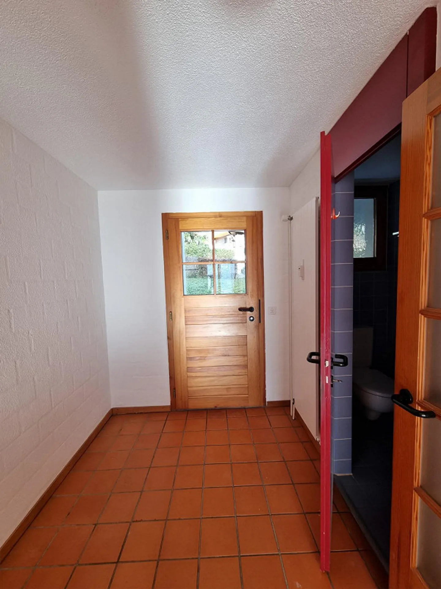 Cozy home in a quiet, lake-side location - Photo 9 of 18