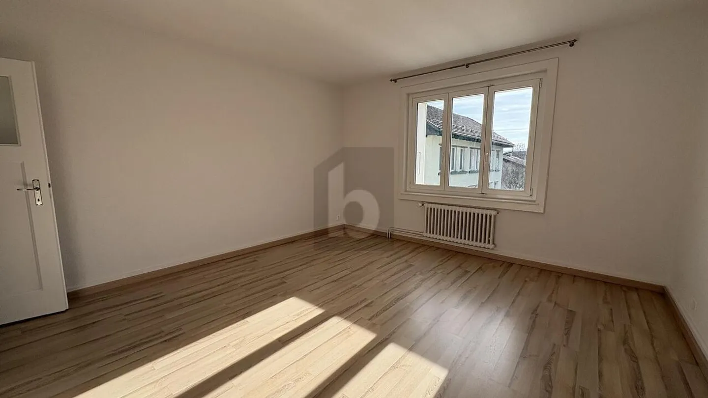 BRIGHT, WARM, IDEALLY LOCATED - Photo 3 of 6