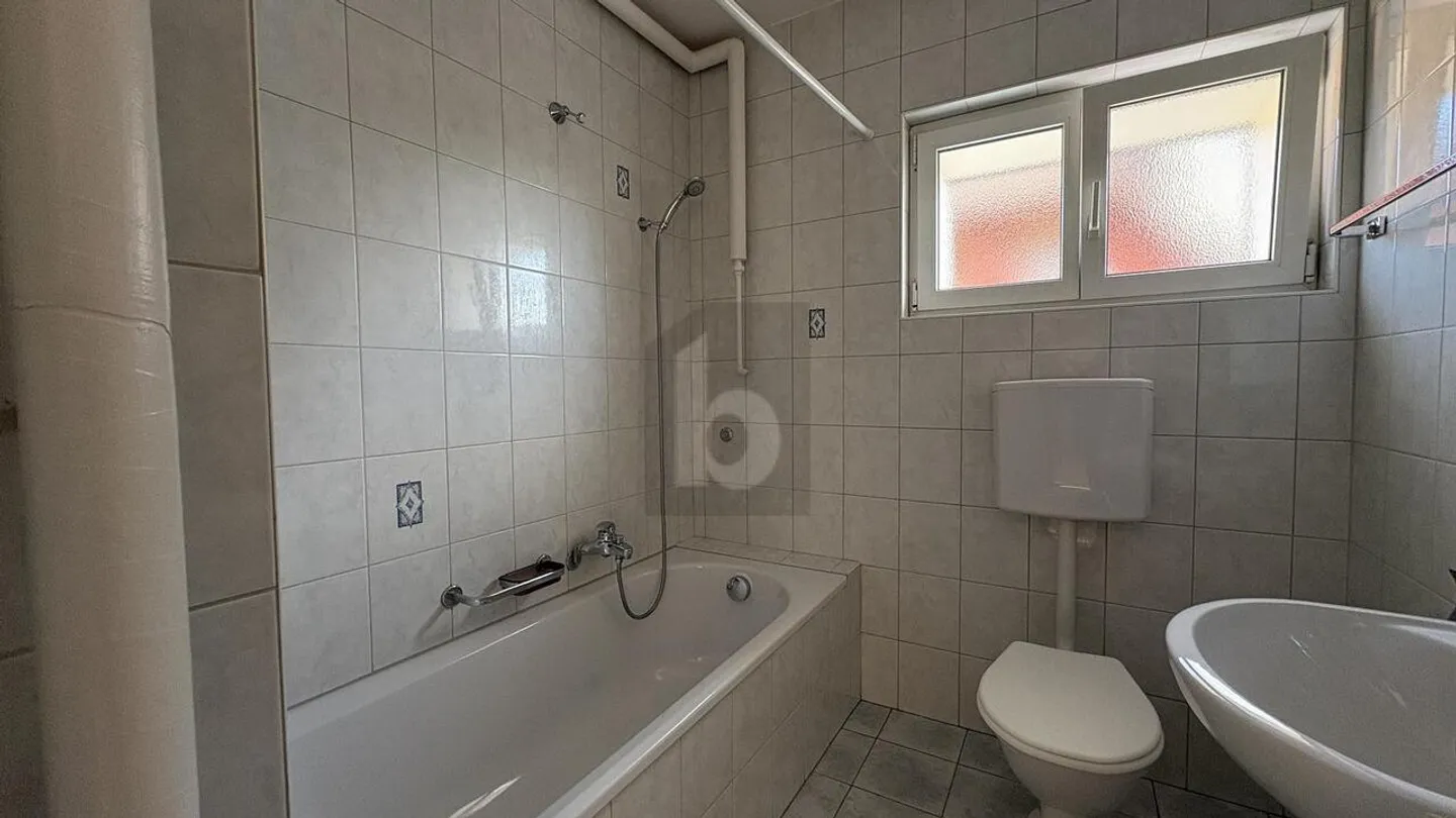 BRIGHT, WARM, IDEALLY LOCATED - Photo 5 of 6