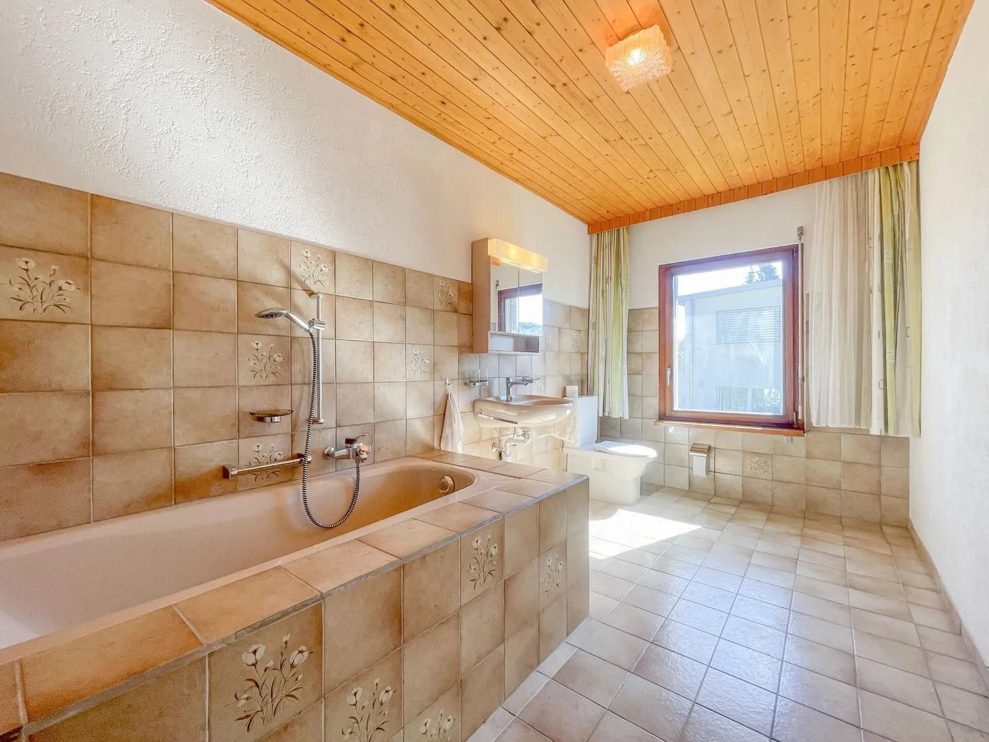 Your new family home with a spacious garden - Photo 5 of 7