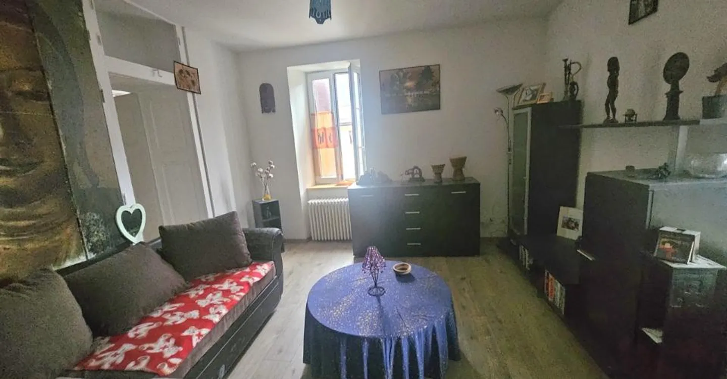 Charmant Appartement Rénové - Photo 2 sur 8