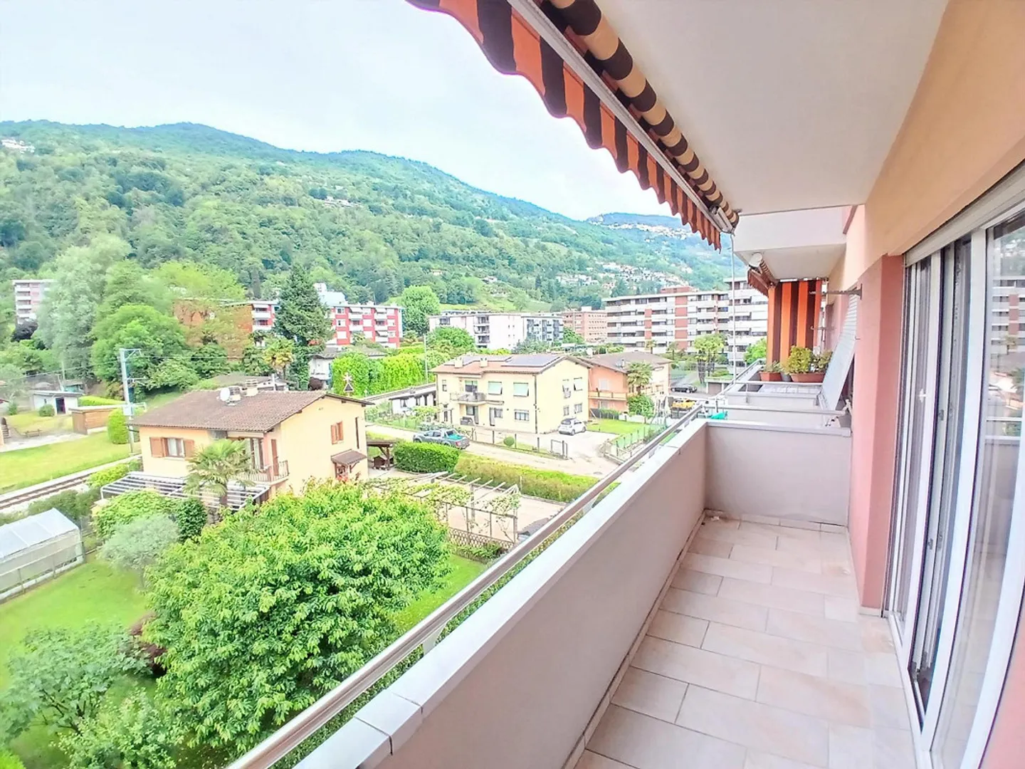 INVESTITION - RENOVIERTES STUDIO MIT BALKON IN AGNO - Foto 2 von 8